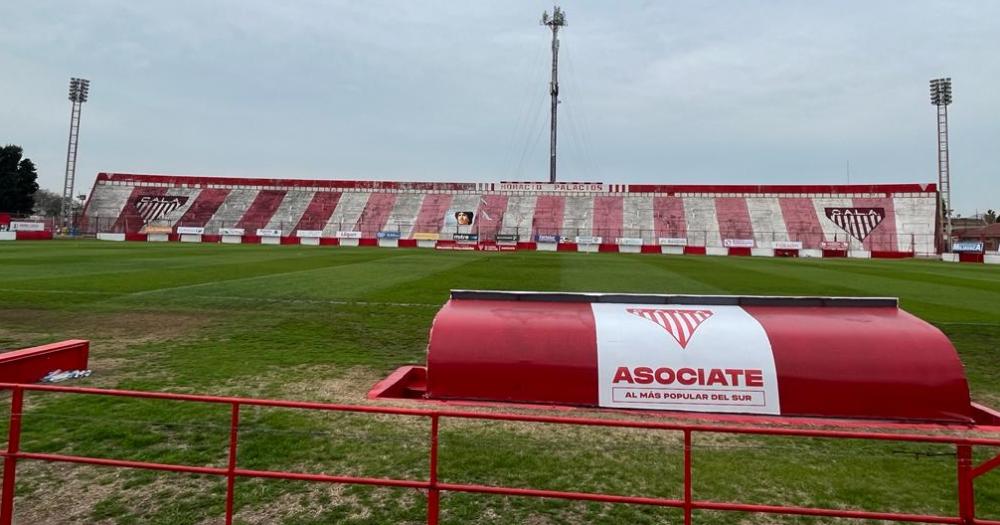 Los Andes pintar la tribuna Palacios del estadio Gallardón