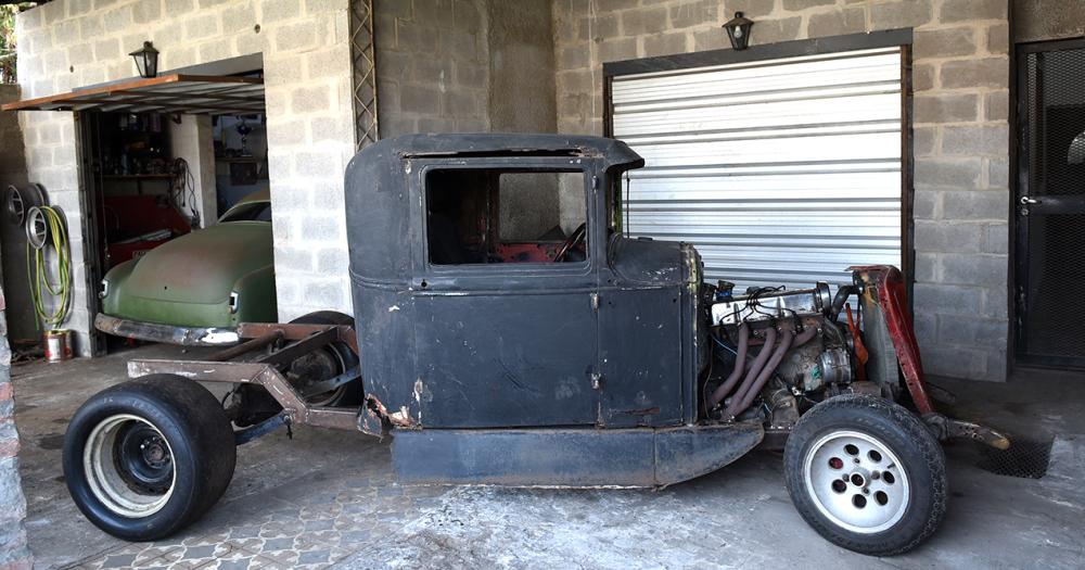 Tiene 17 antildeos y arma su primer auto con piezas que hay en su casa