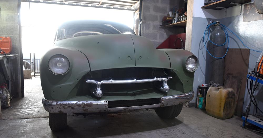 Tiene 17 antildeos y arma su primer auto con piezas que hay en su casa