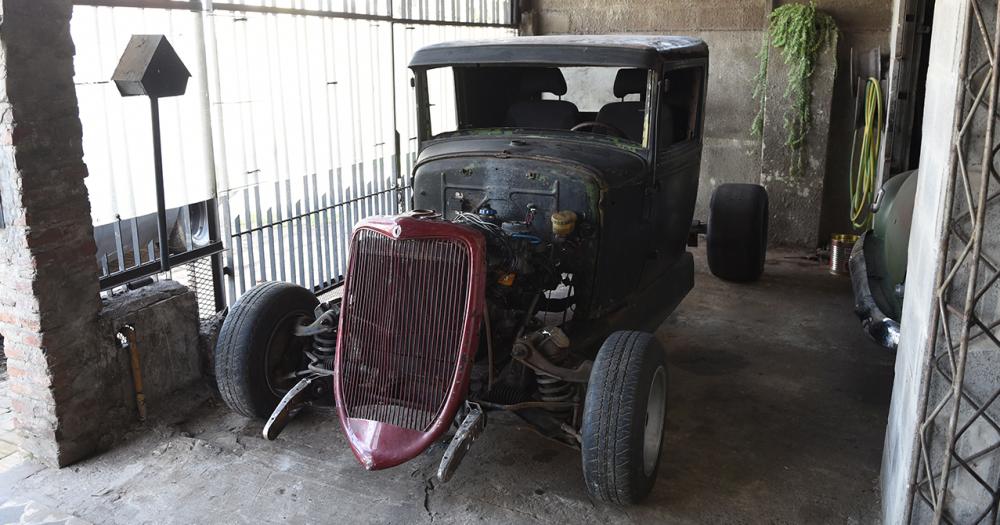 Tiene 17 antildeos y arma su primer auto con piezas que hay en su casa