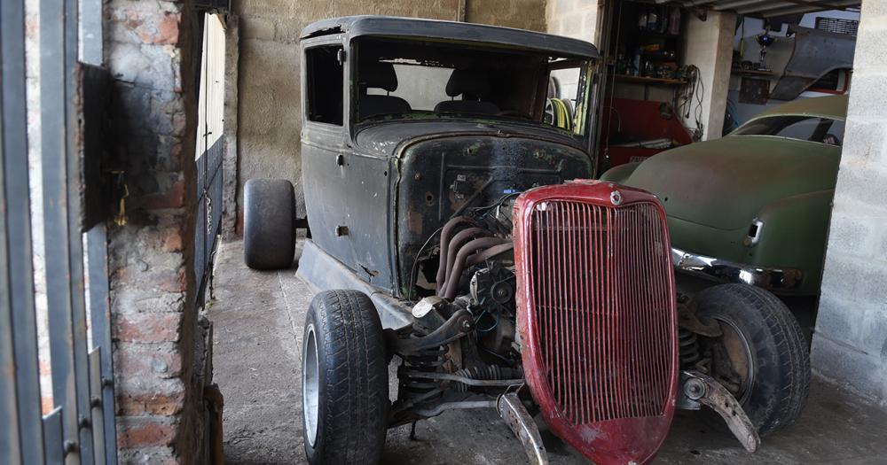 Tiene 17 antildeos y arma su primer auto con piezas que hay en su casa