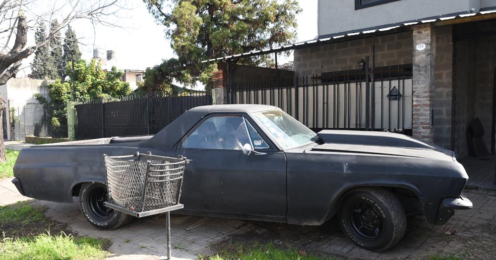 Tiene 17 antildeos y arma su primer auto con piezas que hay en su casa