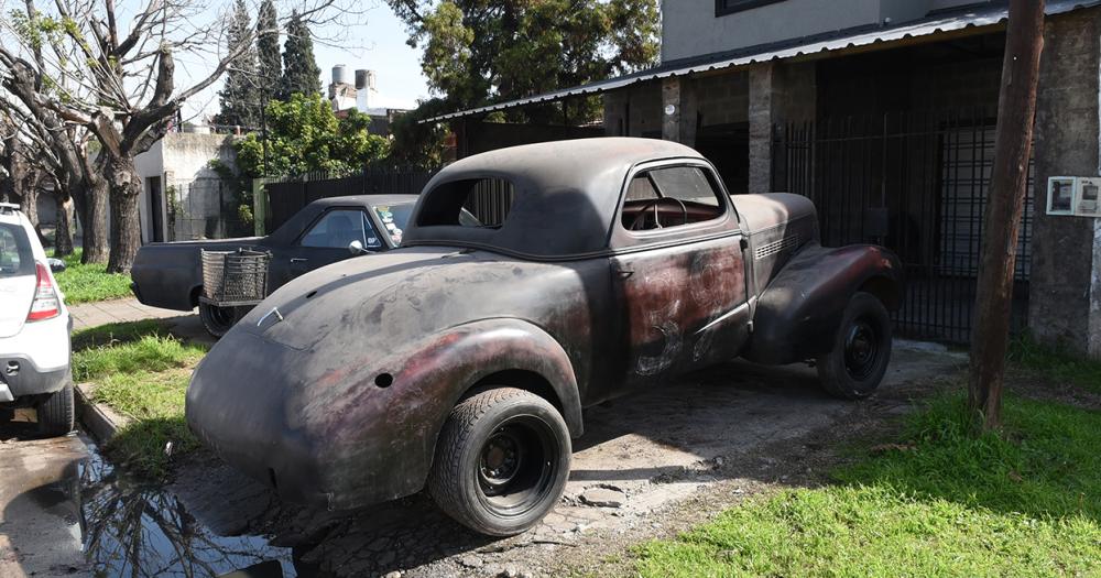 Tiene 17 antildeos y arma su primer auto con piezas que hay en su casa