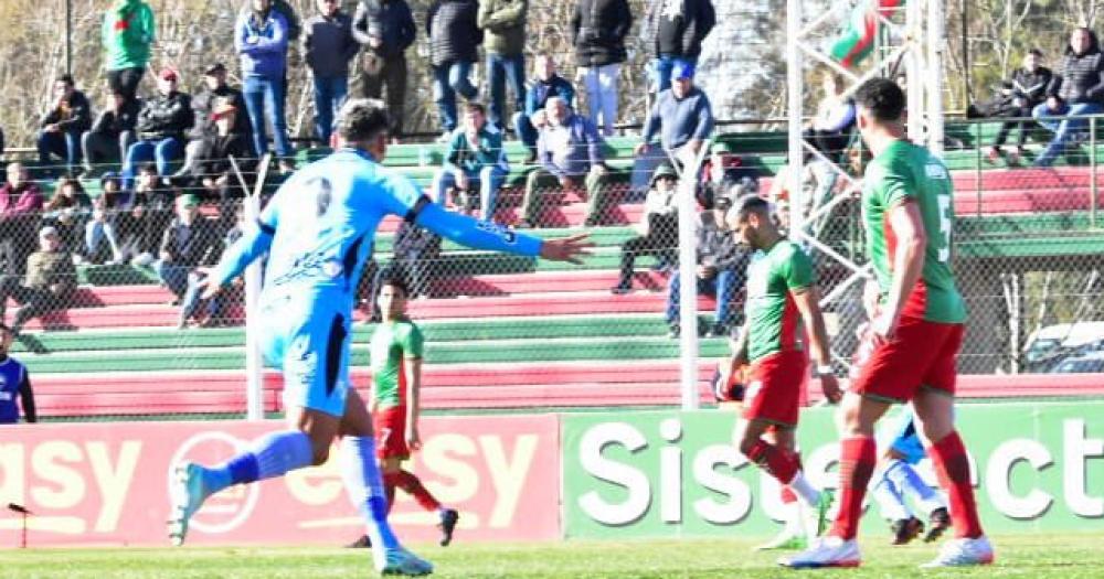 La pelota en la red y el festejo de Luis López