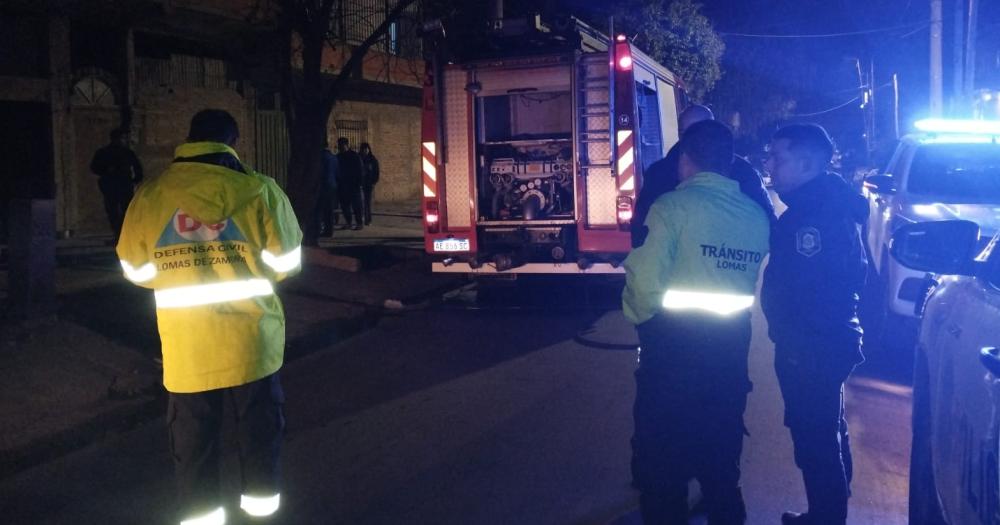 Bomberos Defensa Civil Trnsito y la Policía de Lomas trabajaron en el lugar