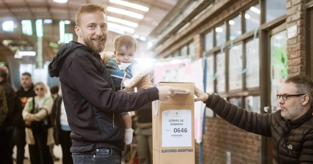 Federico Otermín se acercó a votar acompañado de su esposa y su hija