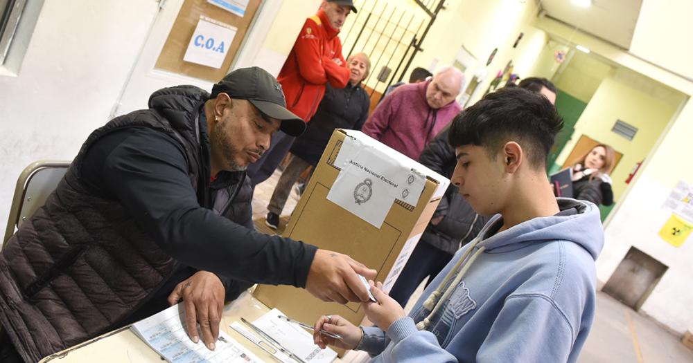 Lucas debió esperar para votar ya que la mesa estuvo demorada por la falta de un presidente de mesa