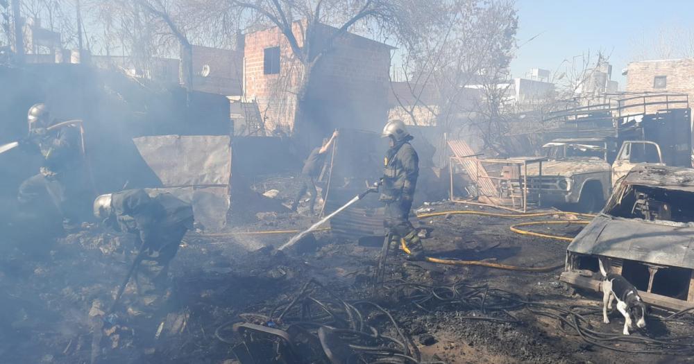 Ardua tarea de los Bomberos de Lomas en la maderera