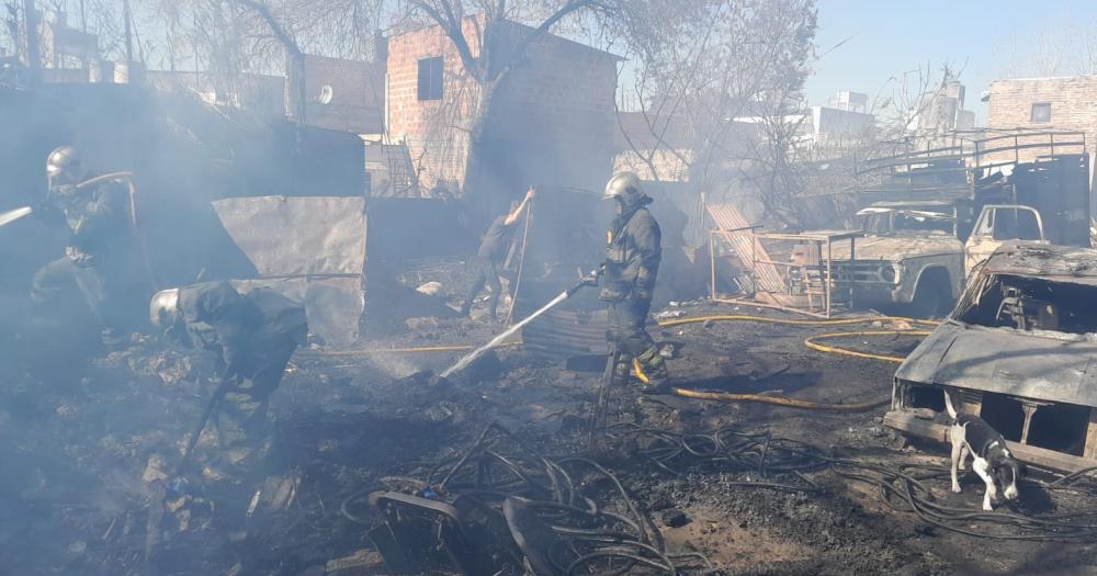 Ardua tarea de los Bomberos de Lomas en la maderera