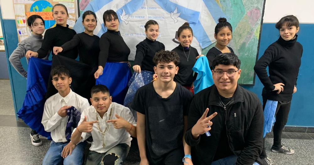 Uno de los ballet preparndose para la presentación en el Teatro del Municipio