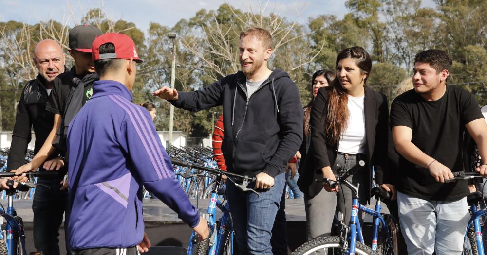 La entrega de bicicletas alcanzoacute a casi 23 mil estudiantes lomenses