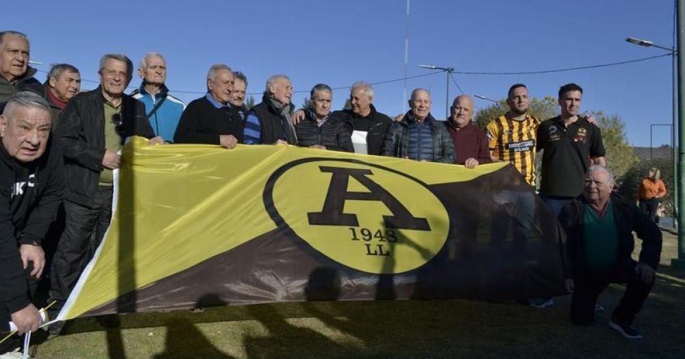 Las glorias de Arsenal con la bandera que hoy est en el Parque Municipal