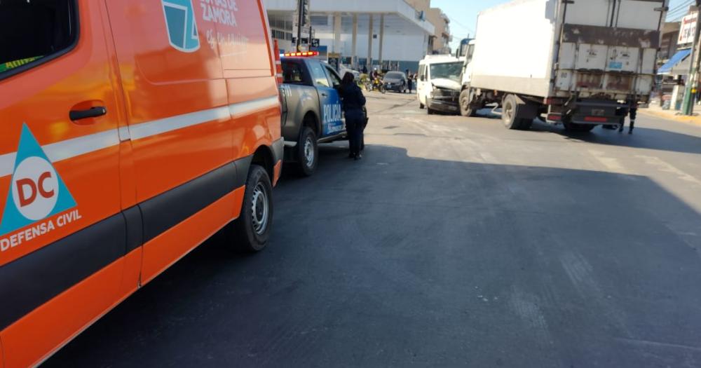 Defensa Civil y la Policía Local de Lomas trabajaron en el lugar