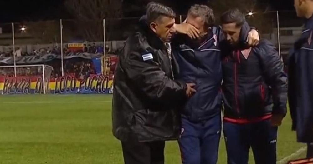 El doctor debió ser ayudado para salir de la cancha