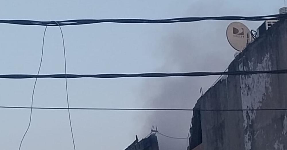 Un incendio en Budge generoacute una impresionante nube de humo