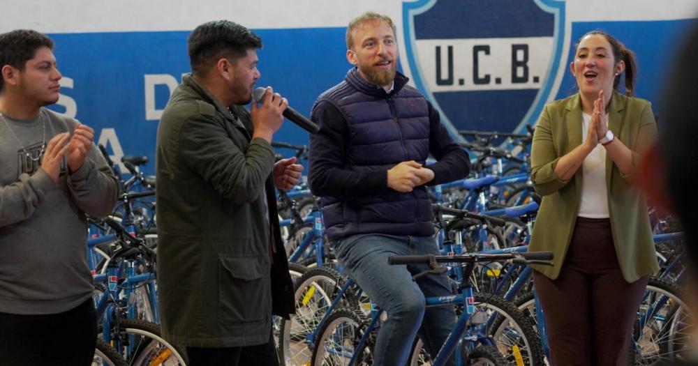 Federico Otermín y Marina Lesci en la entrega de bicicletas en escuelas secundarias