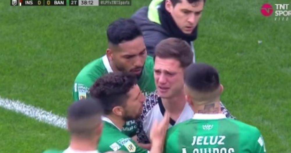 El momento en el que Facundo Cambeses la figura de Banfield estuvo por abandonar el campo de juego