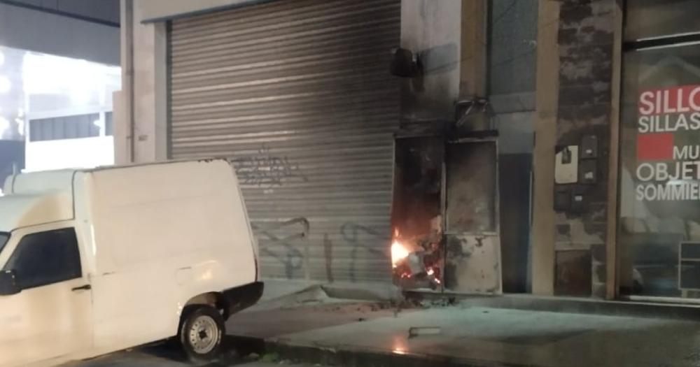 Explosiones y fuego en Llavallol- se incendioacute una instalacioacuten eleacutectrica de Edesur