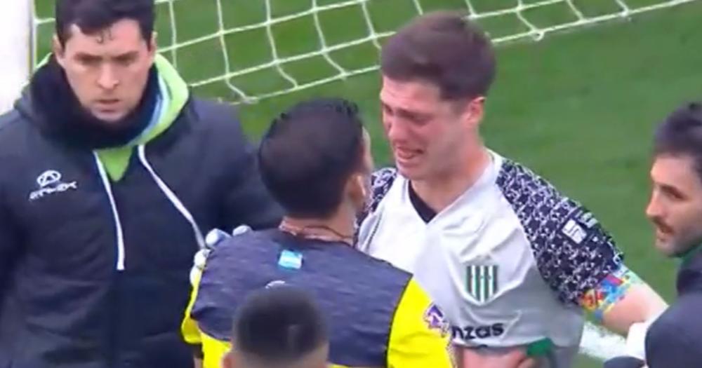 Tras el tenso momento del partido Cambeses se quedó dentro del campo de juego