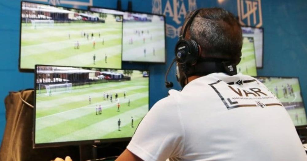 La ayuda tecnológica al arbitraje incorpora una innovación en el futbol argentino