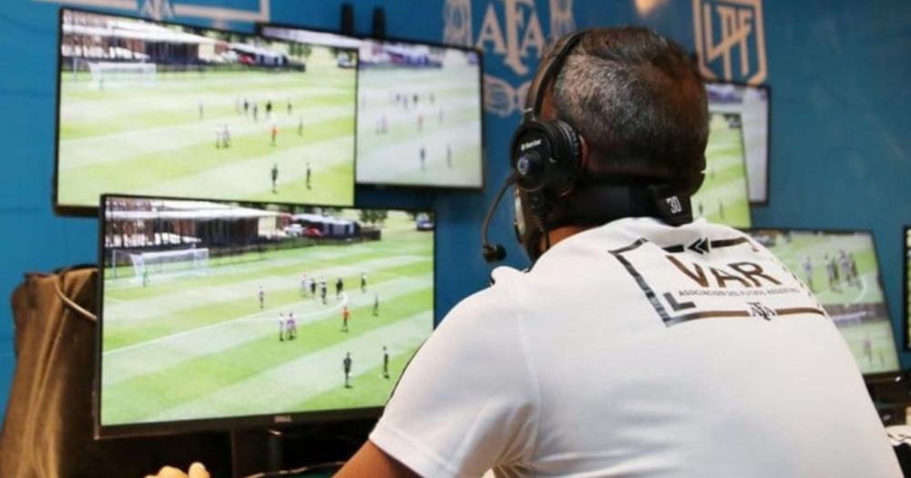 La ayuda tecnológica al arbitraje incorpora una innovación en el futbol argentino