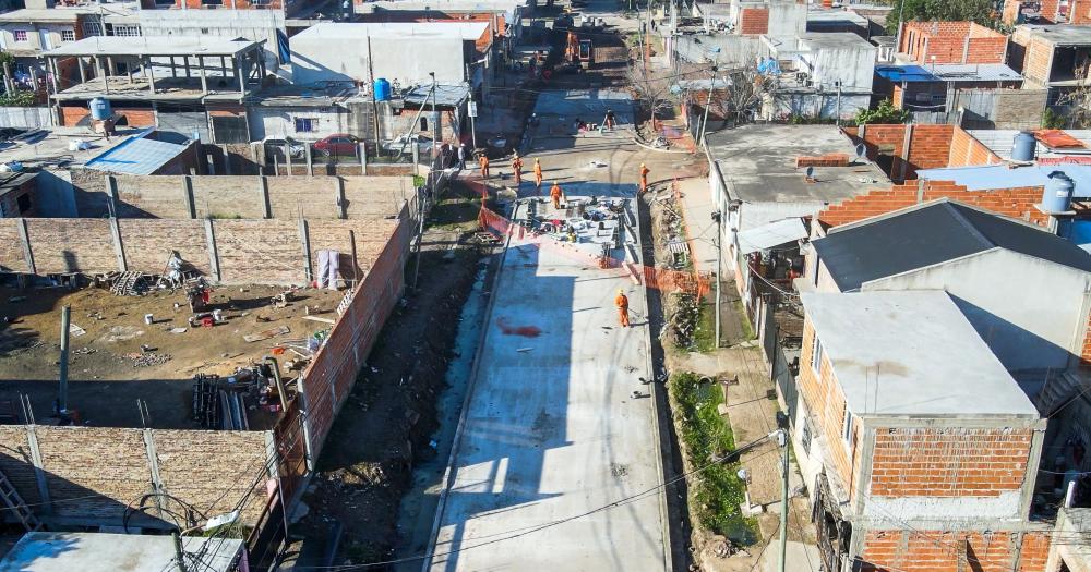 Pavimentan calles y construyen una red de desagües