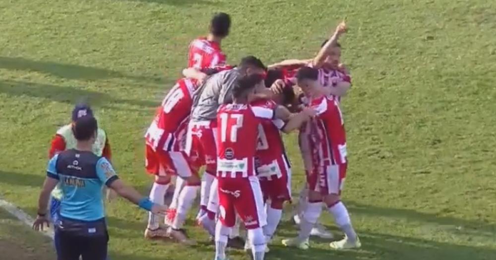 Talleres celebra y se afianza alto en la Primera B