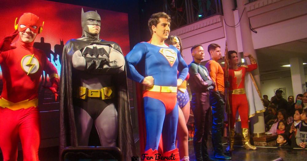 Presentarn un desfile de cosplay con los personajes de Marvel y DC