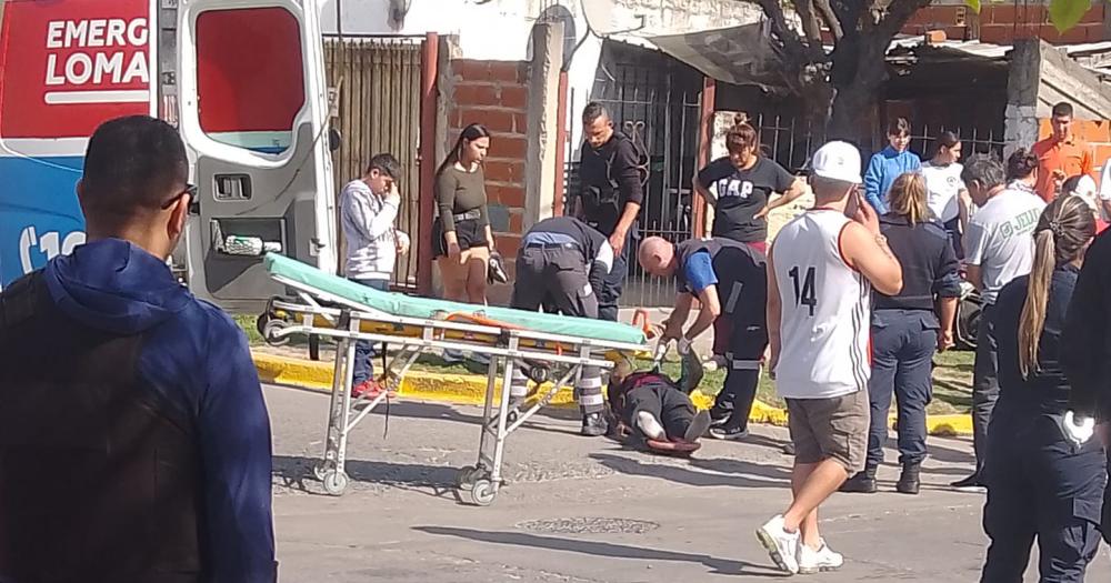 El motociclista fue auxiliado por Emergencias Lomas