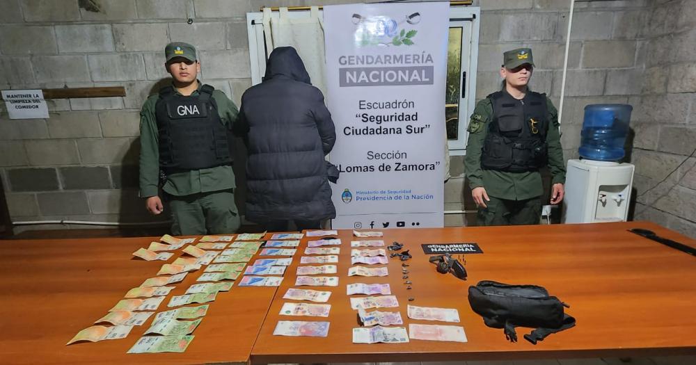 Gendarmería incautó un arma dinero en efectivo y drogas