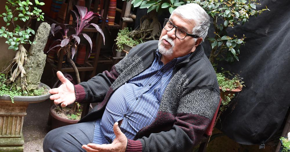 Es de Banfield y hace 50 antildeos se dedica al cultivo de bonsaacutei