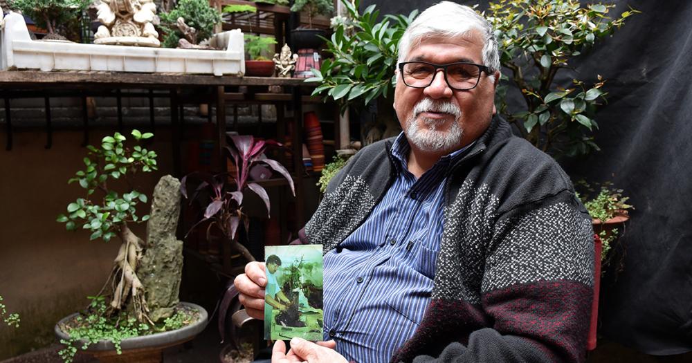 Es de Banfield y hace 50 antildeos se dedica al cultivo de bonsaacutei