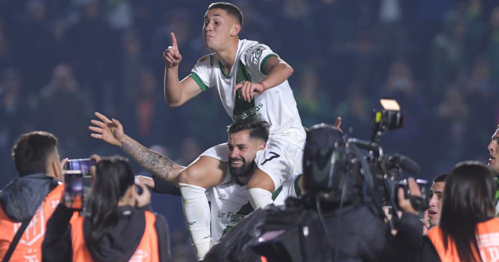 Rivera arriba de Milton Giménez festejo el triunfo de Banfield