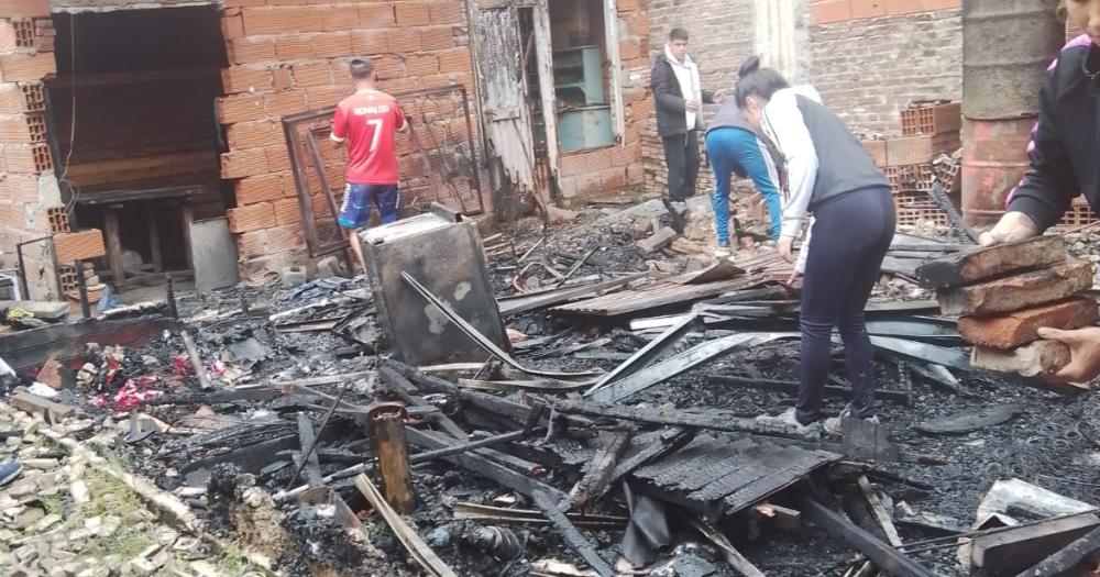 La casa quedó destruida tras el incendio