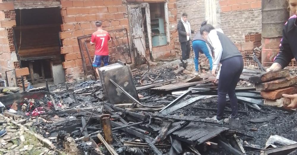 La casa quedó destruida tras el incendio