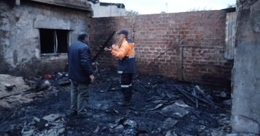 La vivienda quedó destruida tras el incendio