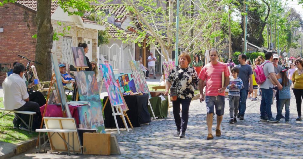 Las mejores fotos de Alvear Arte que reunioacute a 200 artistas en Banfield  