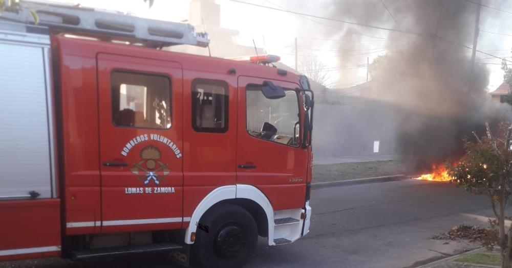 Un auto terminoacute envuelto en llamas en Villa Centenario