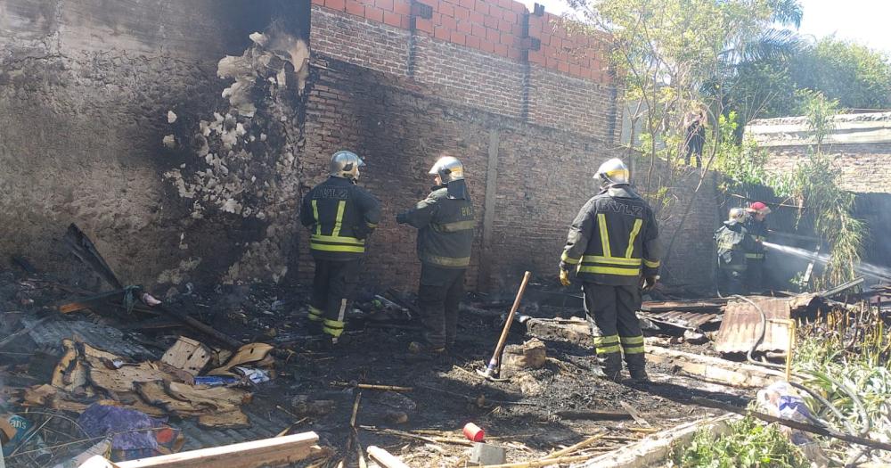 El incendio ocurrió en un lote deshabitado