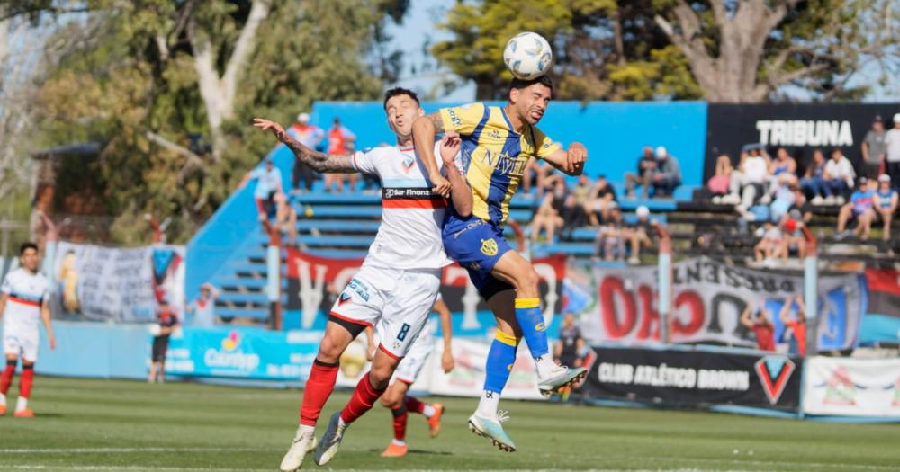 Da Campo disputa el balón aéreo