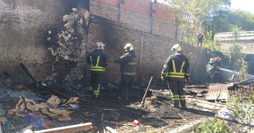 El incendio ocurrió en un lote deshabitado