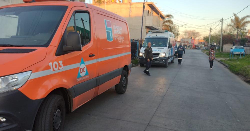 Defensa Civil y una ambulancia de Emergencias Lomas en el lugar