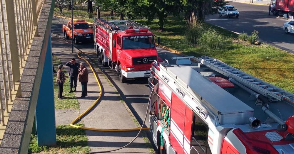 Los Bomberos evitaron que se propagara un incendio intencional en Lomas