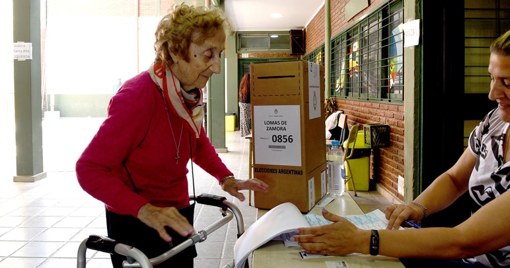 Tiene 94 años y fue a votar a pesar de tener que moverse con la ayuda de un andador