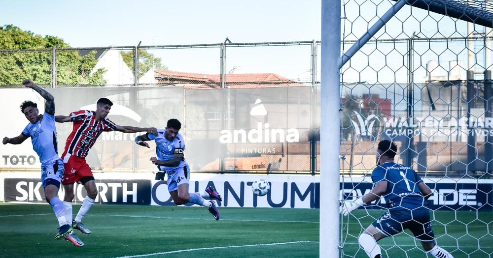 Cabezazo y gol de Adrin Arregui