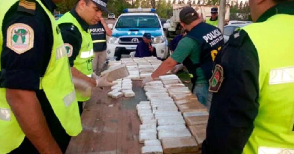 Encontraron 247 envoltorios de marihuana en la camioneta del imputado