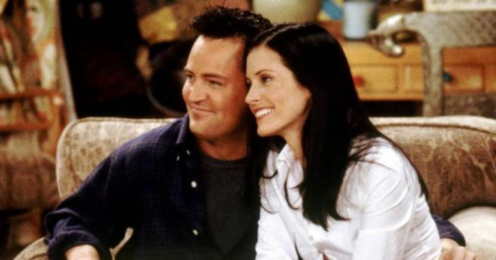 Chandler y Monica en una escena de Friends