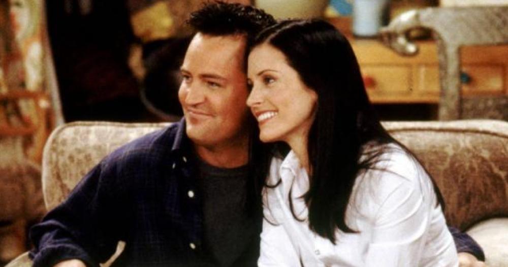 Chandler y Monica en una escena de Friends