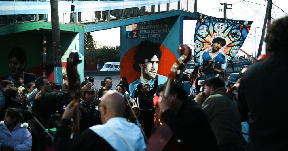Cientos de vecinos festejaron el cumpleantildeos de Maradona en Fiorito