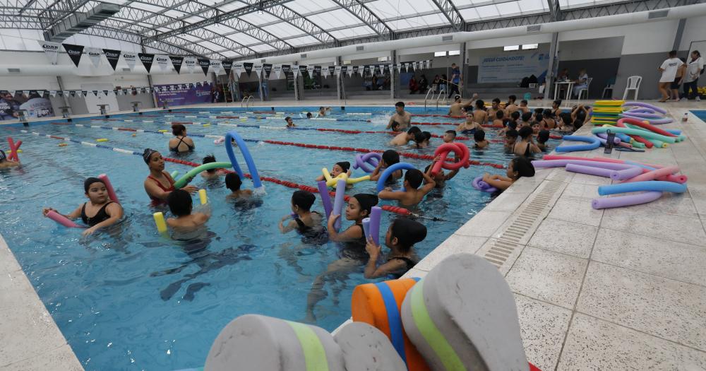 Miles de estudiantes de 4° grado tiene clases de natación gratuitas